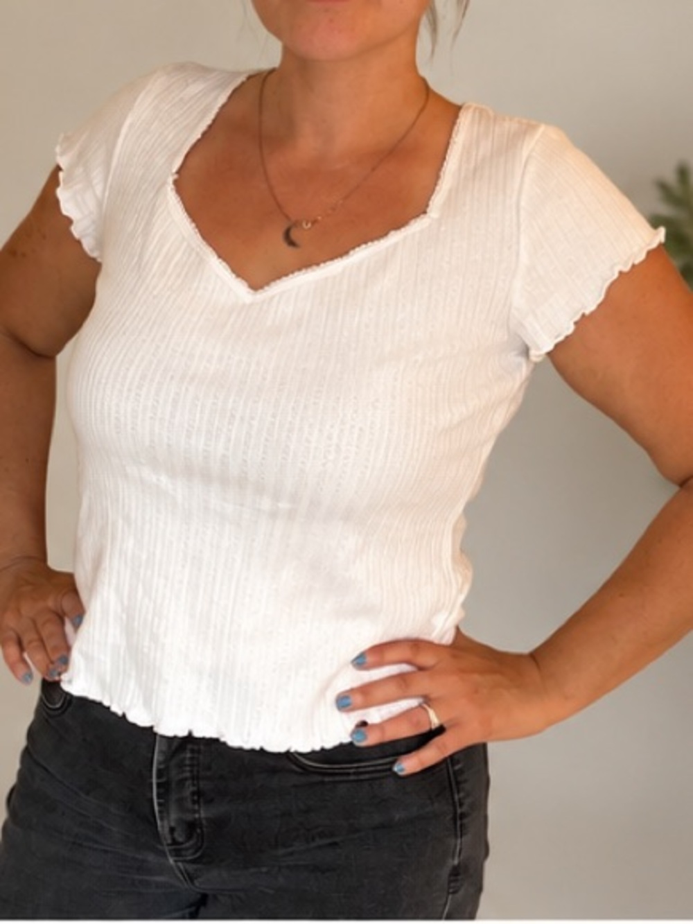 Universal Thread White Ribbed V-Neck Lettuce-Edge Top